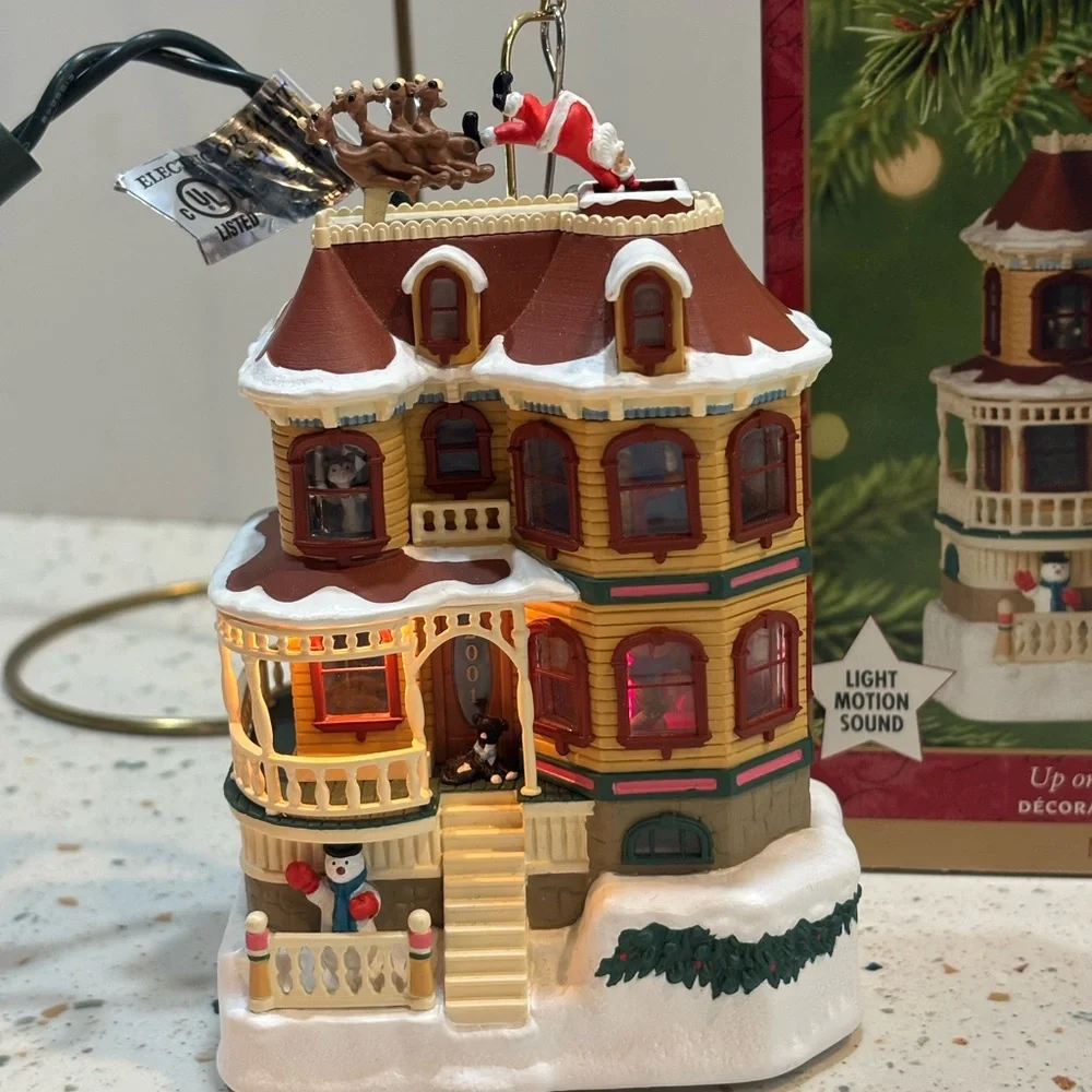 Vintage 2001 Hallmark Keepsake Ornament “Up on the Housetop”‎ magic ornament